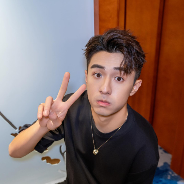 新聞女王2｜音樂才子涂毓麟「呆萌IT男」造型被指神逆齡 西瓜頭粗眉引網民熱討