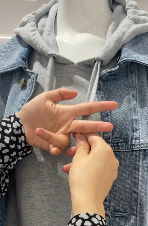 衛衣繩太長吊吊揈？網民教1招神級綁法：6步綁出日系「蝴蝶結」超治癒