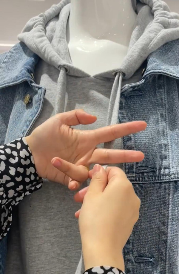 衛衣繩太長吊吊揈？網民教1招神級綁法：6步綁出日系「蝴蝶結」超治癒