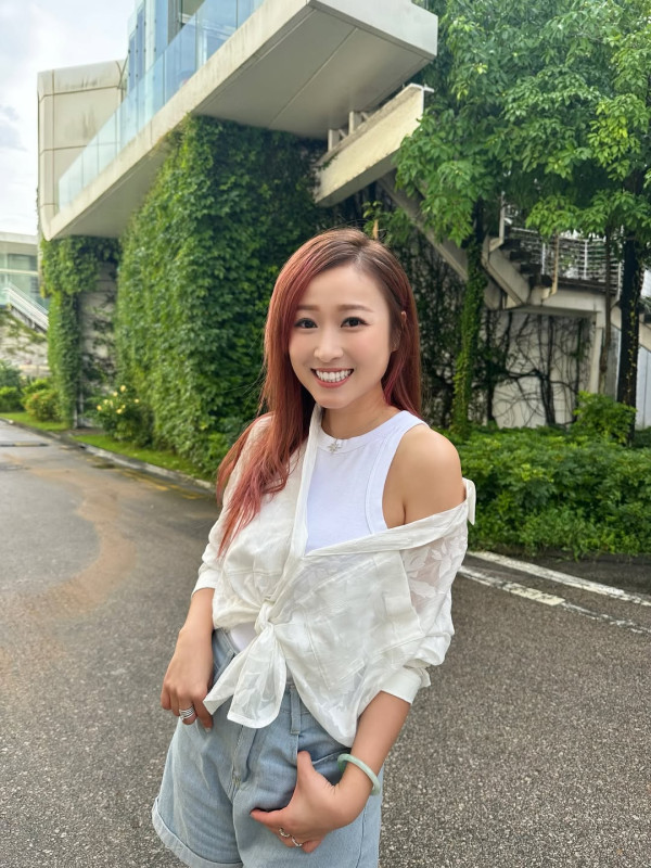 36歲性感人妻胸壓馬場尺度震撼大開 低胸戰衣薄紗遮胸藏不住好身材