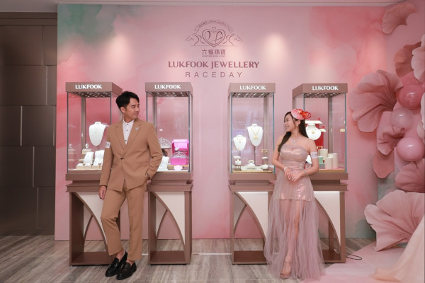 36歲性感人妻胸壓馬場尺度震撼大開 低胸戰衣薄紗遮胸藏不住好身材