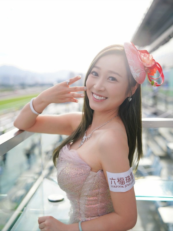 36歲性感人妻胸壓馬場尺度震撼大開 低胸戰衣薄紗遮胸藏不住好身材