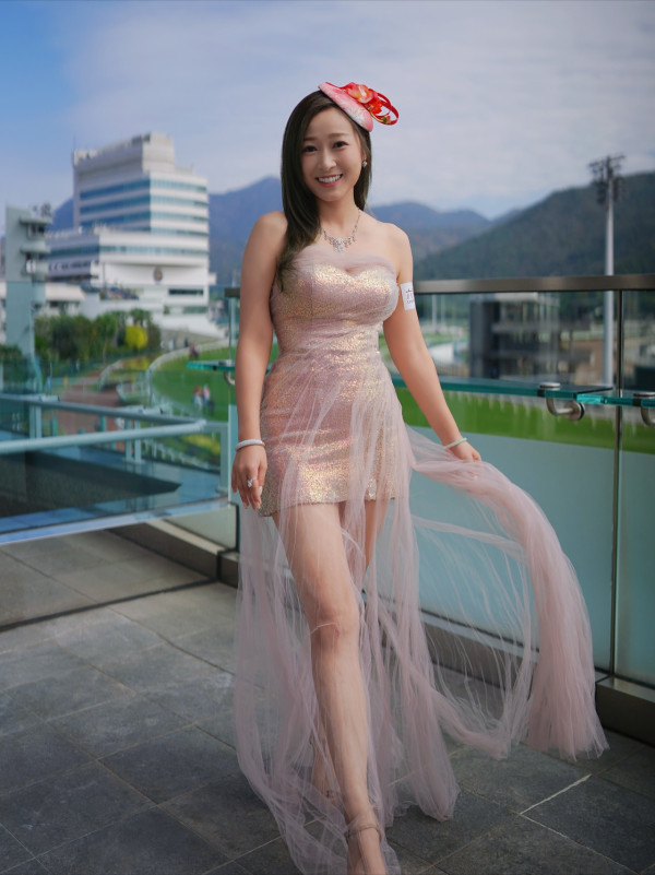 36歲性感人妻胸壓馬場尺度震撼大開 低胸戰衣薄紗遮胸藏不住好身材