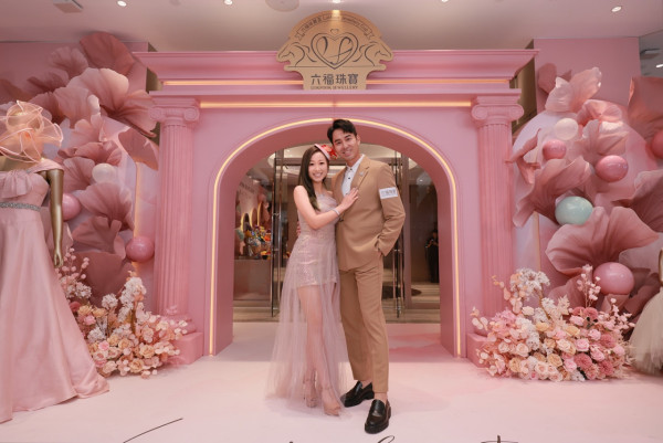 36歲性感人妻胸壓馬場尺度震撼大開 低胸戰衣薄紗遮胸藏不住好身材