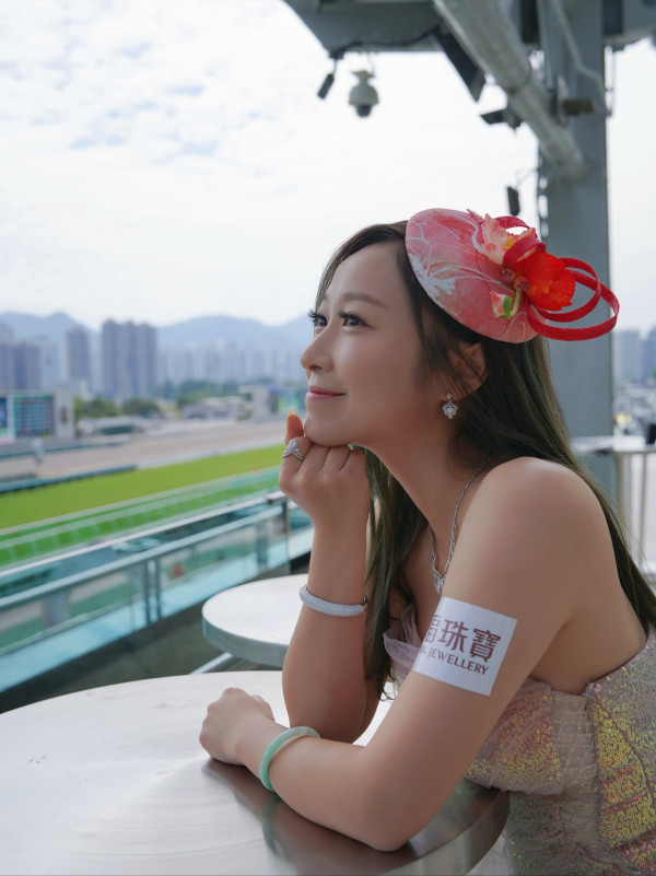 36歲性感人妻胸壓馬場尺度震撼大開 低胸戰衣薄紗遮胸藏不住好身材