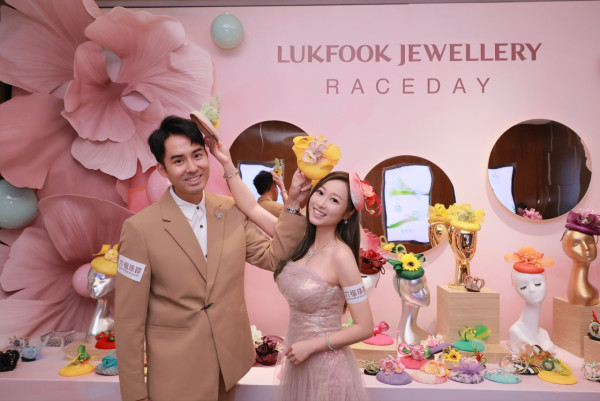 36歲性感人妻胸壓馬場尺度震撼大開 低胸戰衣薄紗遮胸藏不住好身材