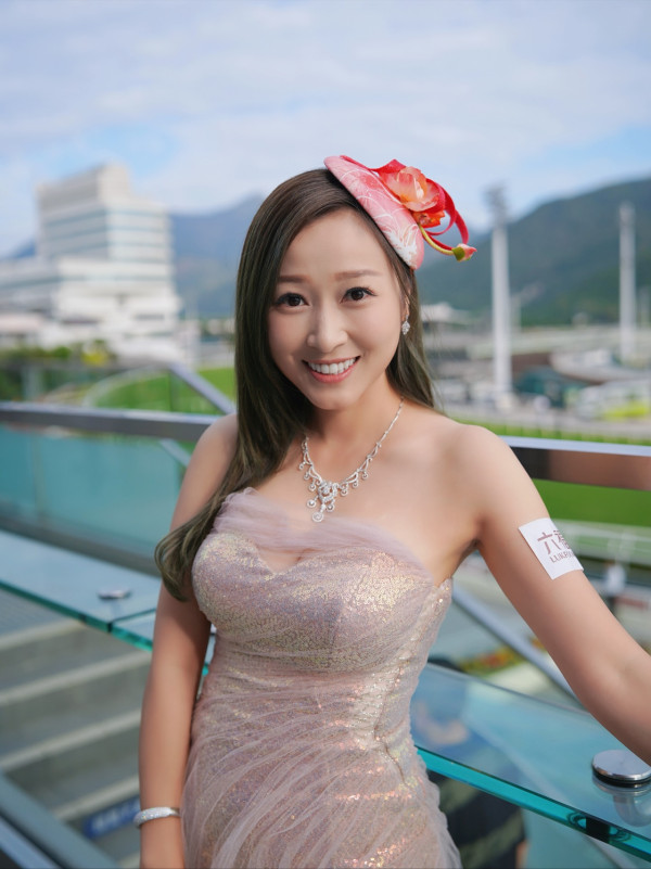 36歲性感人妻胸壓馬場尺度震撼大開 低胸戰衣薄紗遮胸藏不住好身材