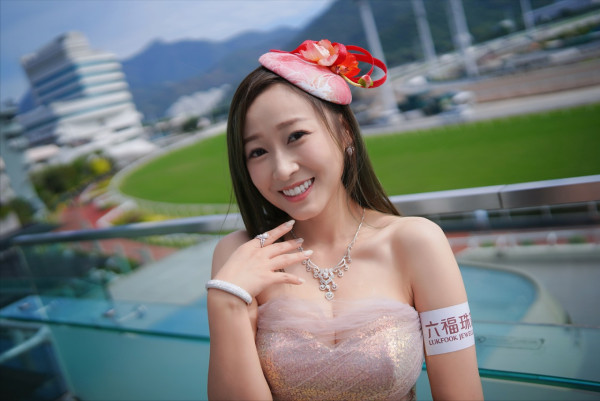 36歲性感人妻胸壓馬場尺度震撼大開 低胸戰衣薄紗遮胸藏不住好身材