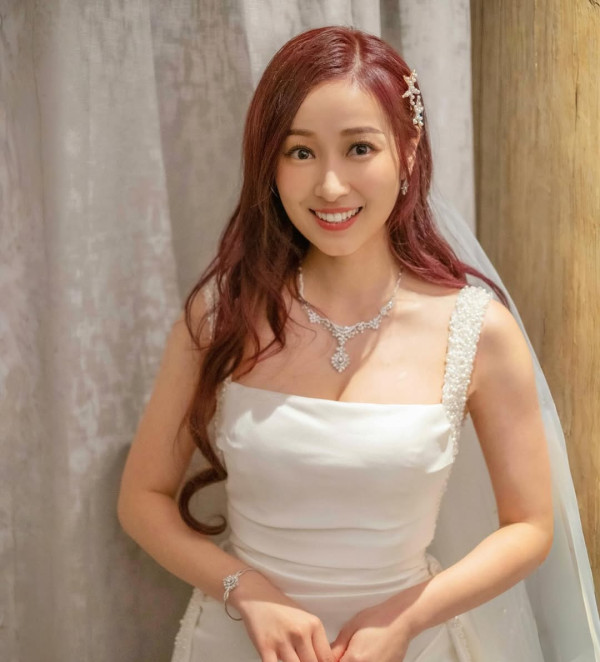 36歲性感人妻胸壓馬場尺度震撼大開 低胸戰衣薄紗遮胸藏不住好身材