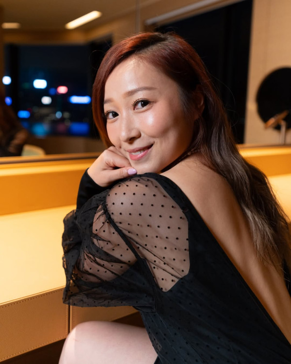 36歲性感人妻胸壓馬場尺度震撼大開 低胸戰衣薄紗遮胸藏不住好身材