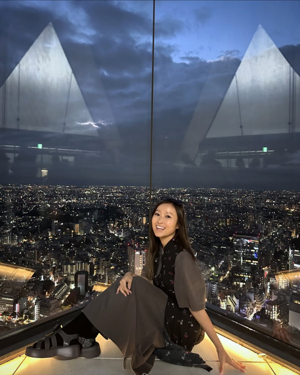 36歲性感人妻胸壓馬場尺度震撼大開 低胸戰衣薄紗遮胸藏不住好身材