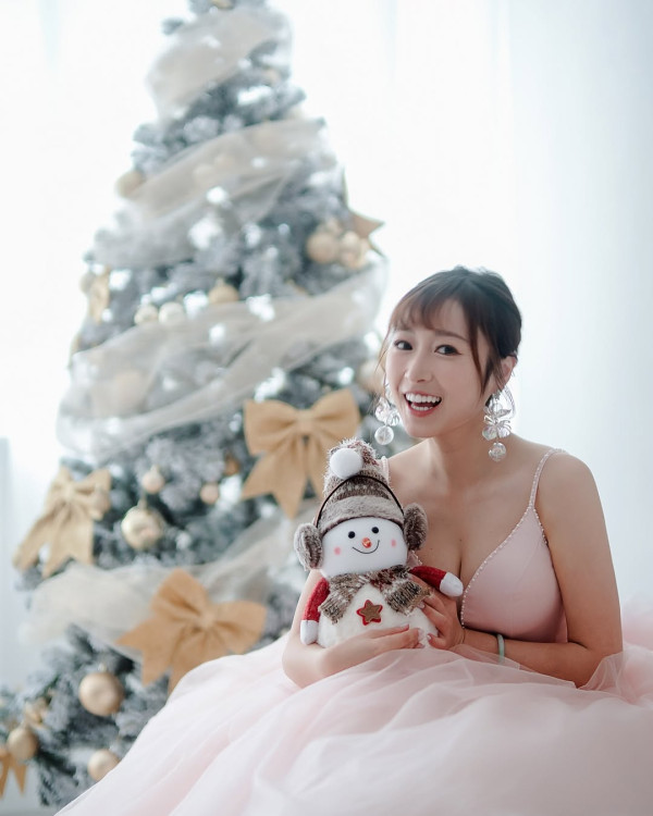 36歲性感人妻胸壓馬場尺度震撼大開 低胸戰衣薄紗遮胸藏不住好身材