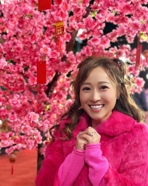 36歲性感人妻胸壓馬場尺度震撼大開 低胸戰衣薄紗遮胸藏不住好身材