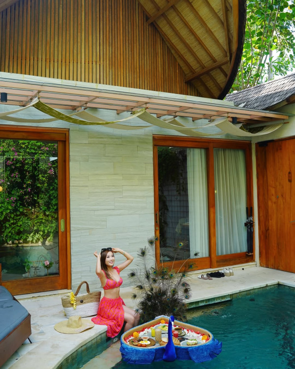 36歲性感人妻胸壓馬場尺度震撼大開 低胸戰衣薄紗遮胸藏不住好身材