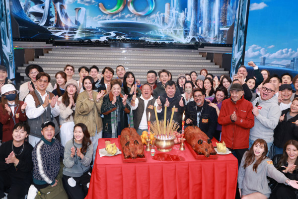 萬千星輝賀台慶｜逾300位藝員歌手現場直播 今年特別嘉賓係謝天華？