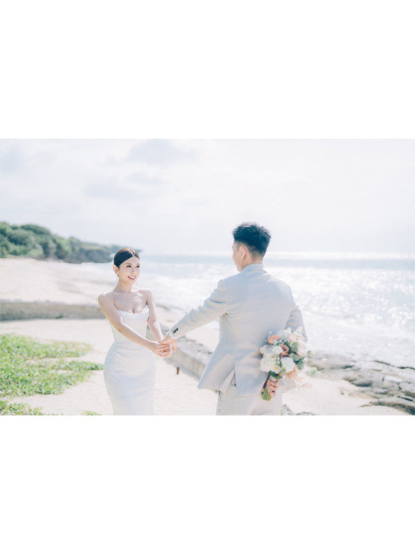 前TVB新聞主播梁凱寧沖繩教堂舉行婚禮 低胸白紗晒完美身材造型驚艷超唯美