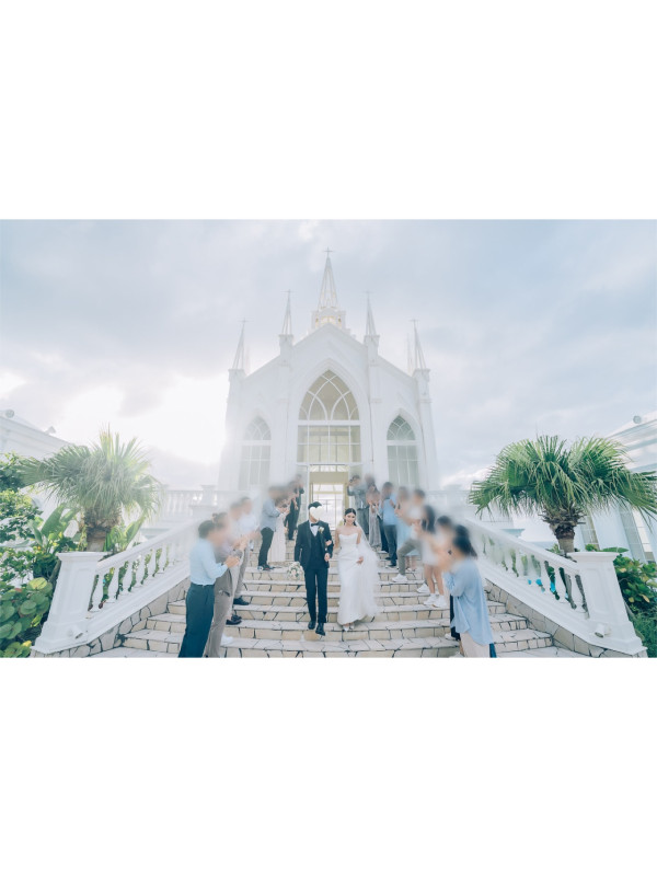 前TVB新聞主播梁凱寧沖繩教堂舉行婚禮 低胸白紗晒完美身材造型驚艷超唯美