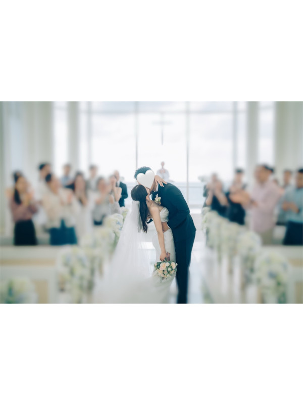 前TVB新聞主播梁凱寧沖繩教堂舉行婚禮 低胸白紗晒完美身材造型驚艷超唯美