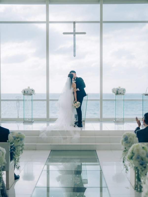 前TVB新聞主播梁凱寧沖繩教堂舉行婚禮 低胸白紗晒完美身材造型驚艷超唯美