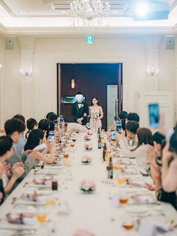 前TVB新聞主播梁凱寧沖繩教堂舉行婚禮 低胸白紗晒完美身材造型驚艷超唯美