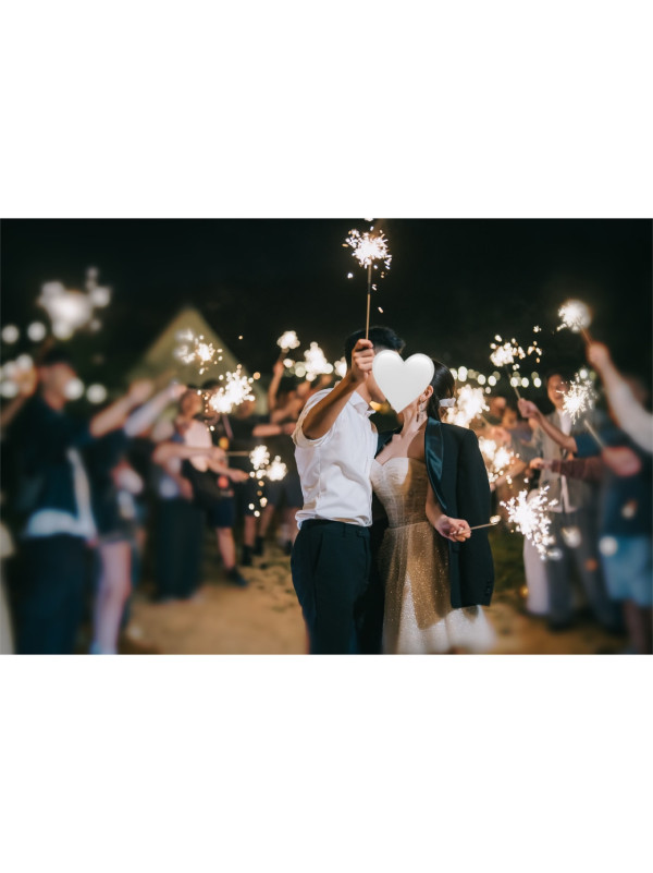 前TVB新聞主播梁凱寧沖繩教堂舉行婚禮 低胸白紗晒完美身材造型驚艷超唯美