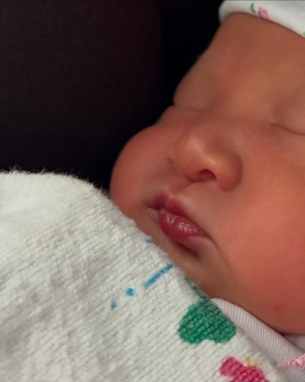 31歲前港姐季軍宣佈平安誕女！晒B女相感動報喜：「心被融化」