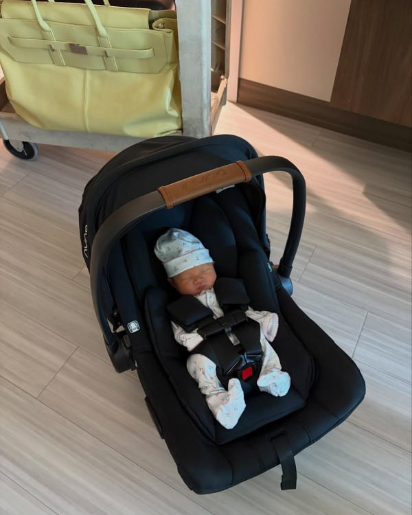 31歲前港姐季軍宣佈平安誕女！晒B女相感動報喜：「心被融化」