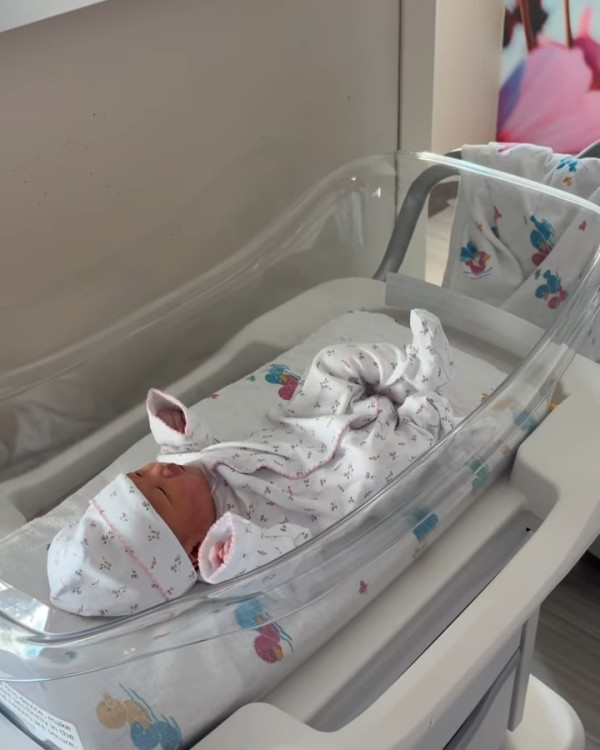 31歲前港姐季軍宣佈平安誕女！晒B女相感動報喜：「心被融化」