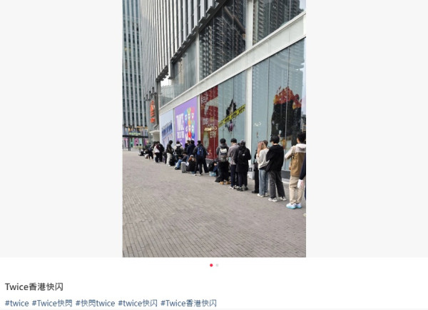啟德驚現逾200人排隊長龍！直擊現場粉絲擔櫈仔、半蹲苦等搶購「限量版」偶像周邊