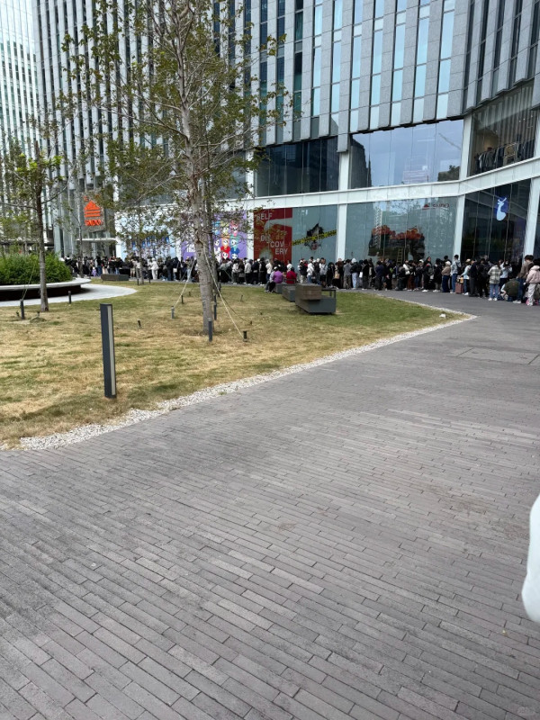 啟德驚現逾200人排隊長龍!直擊現場粉絲擔櫈仔、半蹲苦等搶購「限量版」偶像周邊