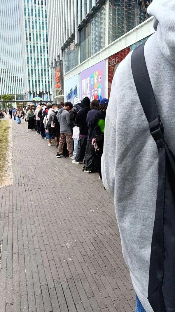 啟德驚現逾200人排隊長龍！直擊現場粉絲擔櫈仔、半蹲苦等搶購「限量版」偶像周邊