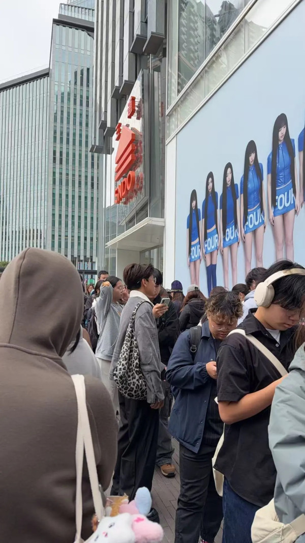 啟德驚現逾200人排隊長龍！直擊現場粉絲擔櫈仔、半蹲苦等搶購「限量版」偶像周邊