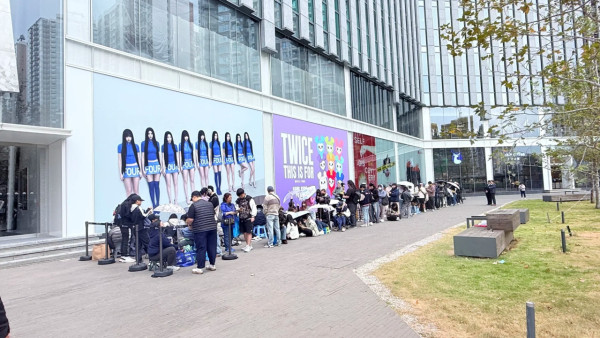 九龍塘又一城現超長人龍！粉絲遊客瘋搶周邊盲盒 網民：原來仲有咁多人鍾意佢！