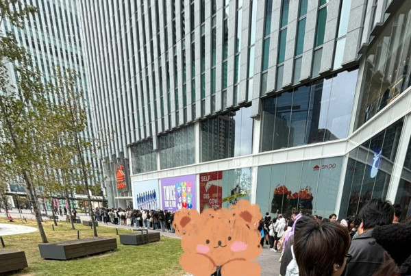 啟德驚現逾200人排隊長龍！直擊現場粉絲擔櫈仔、半蹲苦等搶購「限量版」偶像周邊