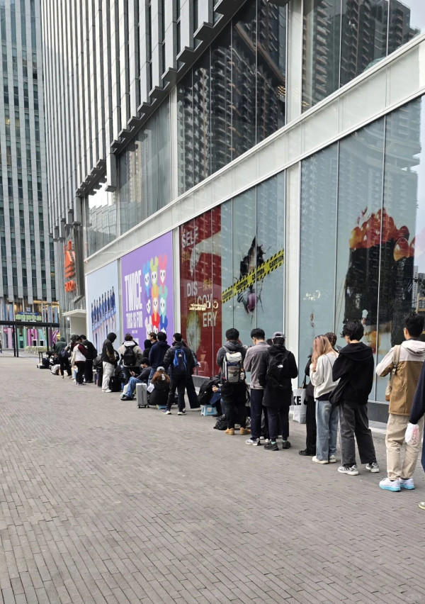 啟德驚現逾200人排隊長龍！直擊現場粉絲擔櫈仔、半蹲苦等搶購「限量版」偶像周邊