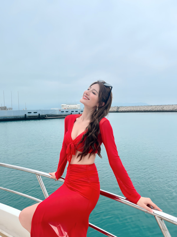 新聞女王2｜6大富豪船P靚女「網紅」起底  全員港姐郭珮文鄧凱文泳裝照鬥晒葫蘆身形