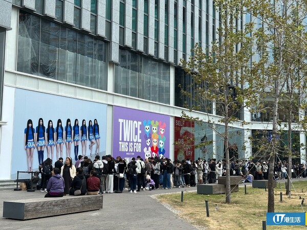 啟德驚現逾200人排隊長龍！直擊現場粉絲擔櫈仔、半蹲苦等搶購「限量版」偶像周邊