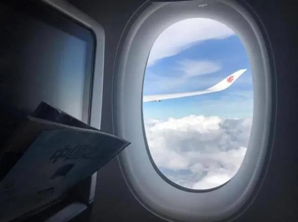 搭飛機付費揀位中伏!買靠窗位竟是牆全程面壁!航空公司辯:靠窗不保證有窗