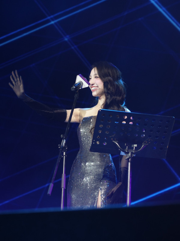 海兒陳曉華尷尬撞衫！貼身戰衣身材大激鬥 港姐冠軍被指輸在「這細節」上？