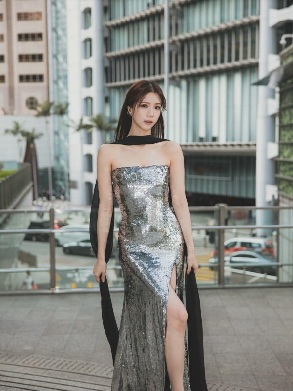 海兒陳曉華尷尬撞衫!貼身戰衣身材大激鬥 港姐冠軍被指輸在「這細節」上?