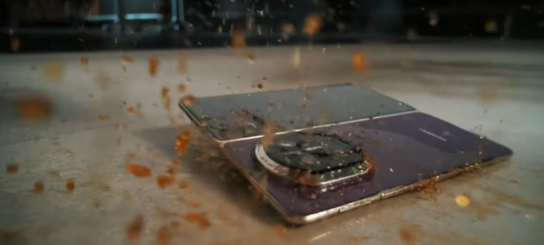 摺機不再化學！HUAWEI Mate X7 實測 80°C 熱水照淋、鐵球重擊零損傷？