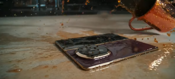 摺機不再化學！HUAWEI Mate X7 實測 80°C 熱水照淋、鐵球重擊零損傷？