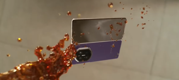 摺機不再化學！HUAWEI Mate X7 實測 80°C 熱水照淋、鐵球重擊零損傷？