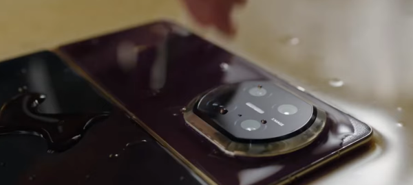 摺機不再化學！HUAWEI Mate X7 實測 80°C 熱水照淋、鐵球重擊零損傷？