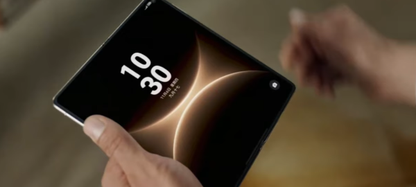 摺機不再化學！HUAWEI Mate X7 實測 80°C 熱水照淋、鐵球重擊零損傷？