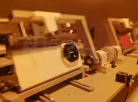 摺機不再化學！HUAWEI Mate X7 實測 80°C 熱水照淋、鐵球重擊零損傷？