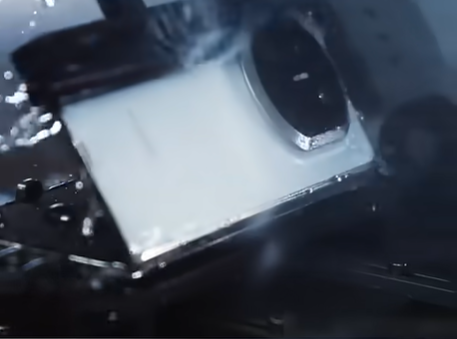 摺機不再化學！HUAWEI Mate X7 實測 80°C 熱水照淋、鐵球重擊零損傷？