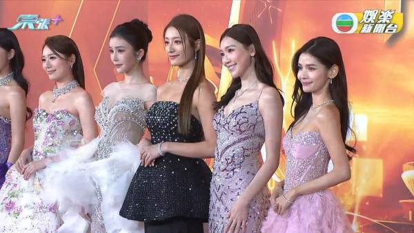 TVB台慶2025｜過百位女藝人紅地氈戰衣逐件睇！波波黃婧靈巨胸拋窒全場