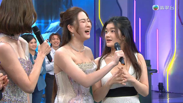 TVB台慶2025｜聲秀學員低胸震撼全場一戰成名 20歲偉大身材頻頻怕羞擋胸引熱議