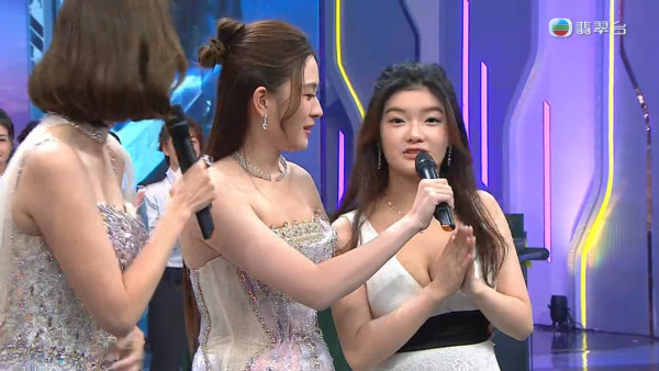 TVB台慶2025｜聲秀學員低胸震撼全場一戰成名 20歲偉大身材頻頻怕羞擋胸引熱議